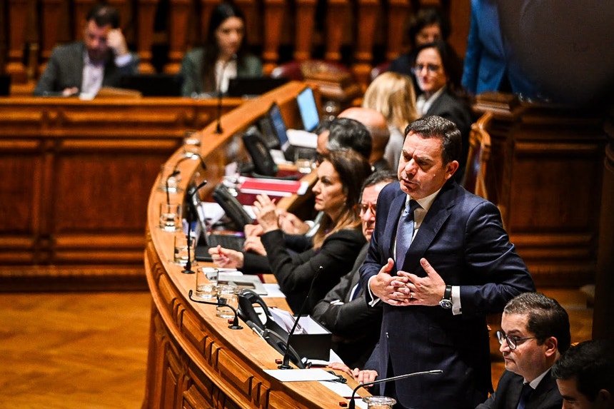 Primeiro-ministro e oposição em debate um dia após a entrega da proposta de Orçamento do Estado para 2027