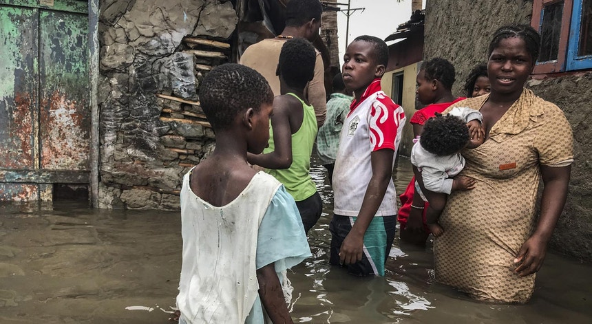Pessoas observam a destruição causada pela passagem do ciclone Eloíse na Cidade da Beira, Moçambique, a 23 de janeiro de 2021
