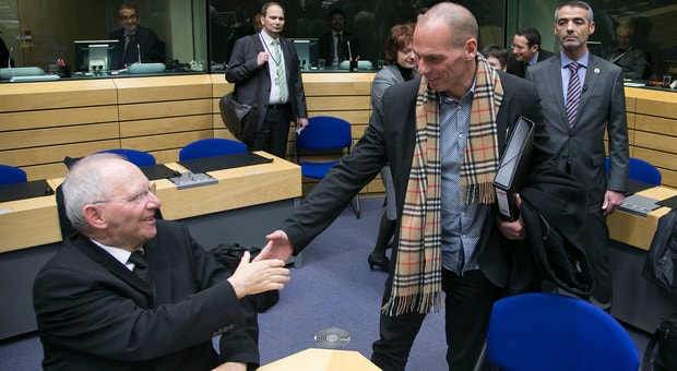 O ministro grego das Finanças, Yanis Varoufakis, cumprimenta o homólogo alemão, Wolfgang Schäuble, à chegada à sua primeira reunião do Eurogrupo

