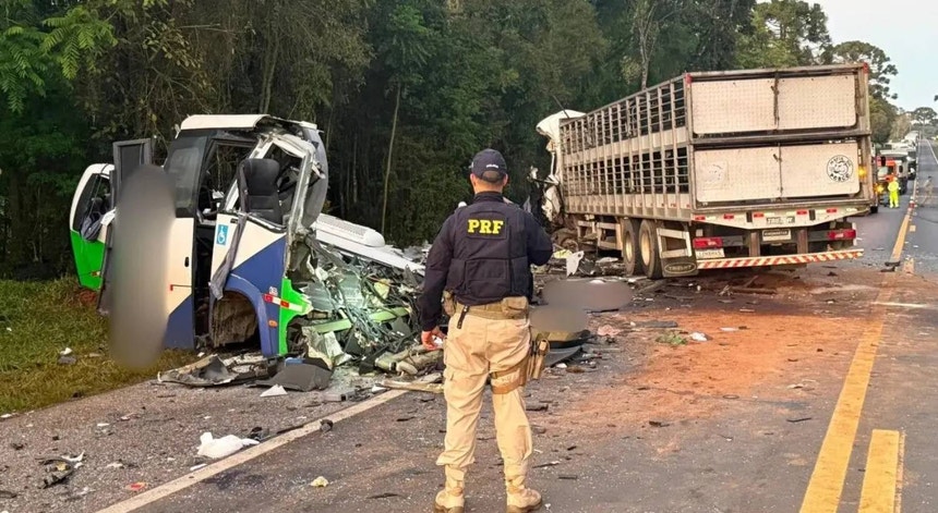 Acidente entre camião e autocarro faz 23 mortos e cinco feridos no Brasil