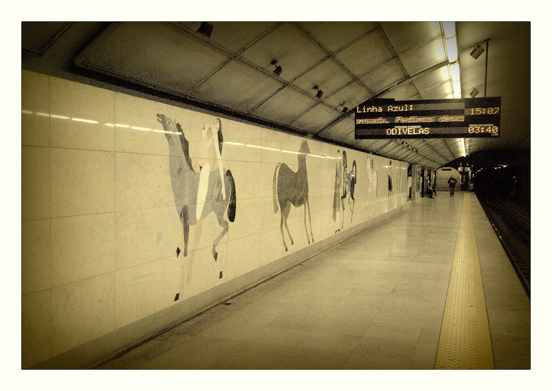  Campo Pequeno: &eacute; uma das 11 esta&ccedil;&otilde;es inauguradas a 29 de dezembro de 1959. O projeto arquitet&oacute;nico original &eacute; de Falc&atilde;o e Cunha e as interven&ccedil;&otilde;es pl&aacute;sticas de Maria Keil. A 26 de mar&ccedil;o de 1979 foi conclu&iacute;da a amplia&ccedil;&atilde;o, que implicou o prolongamento do cais de embarque e um novo &aacute;trio, segundo um projeto do arquiteto Benoliel de Carvalho as interven&ccedil;&otilde;es pl&aacute;sticas voltaram a estar a cargo de Maria Keil. A 29 de dezembro de 1994, foi conclu&iacute;da a remodela&ccedil;&atilde;o da esta&ccedil;&atilde;o dessa vez seguindo um projeto arquitet&oacute;nico de Duarte Nuno Sim&otilde;es e Nuno Sim&otilde;es com as interven&ccedil;&otilde;es pl&aacute;sticas de Francisco Sim&otilde;es. 