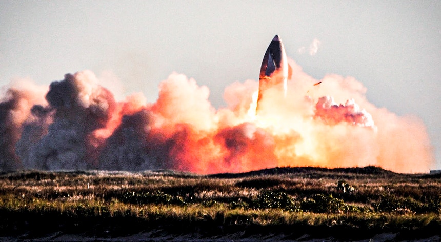 O foguetão da SpaceX subiu 10 quilómetros e depois caiu
