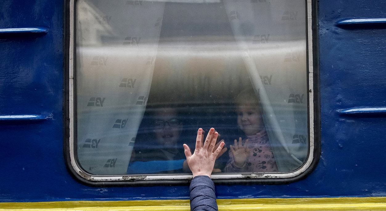  Momento de deixar o pai para tr&aacute;s durante a fuga de Kiev | Gleb Garanich - Reuters 