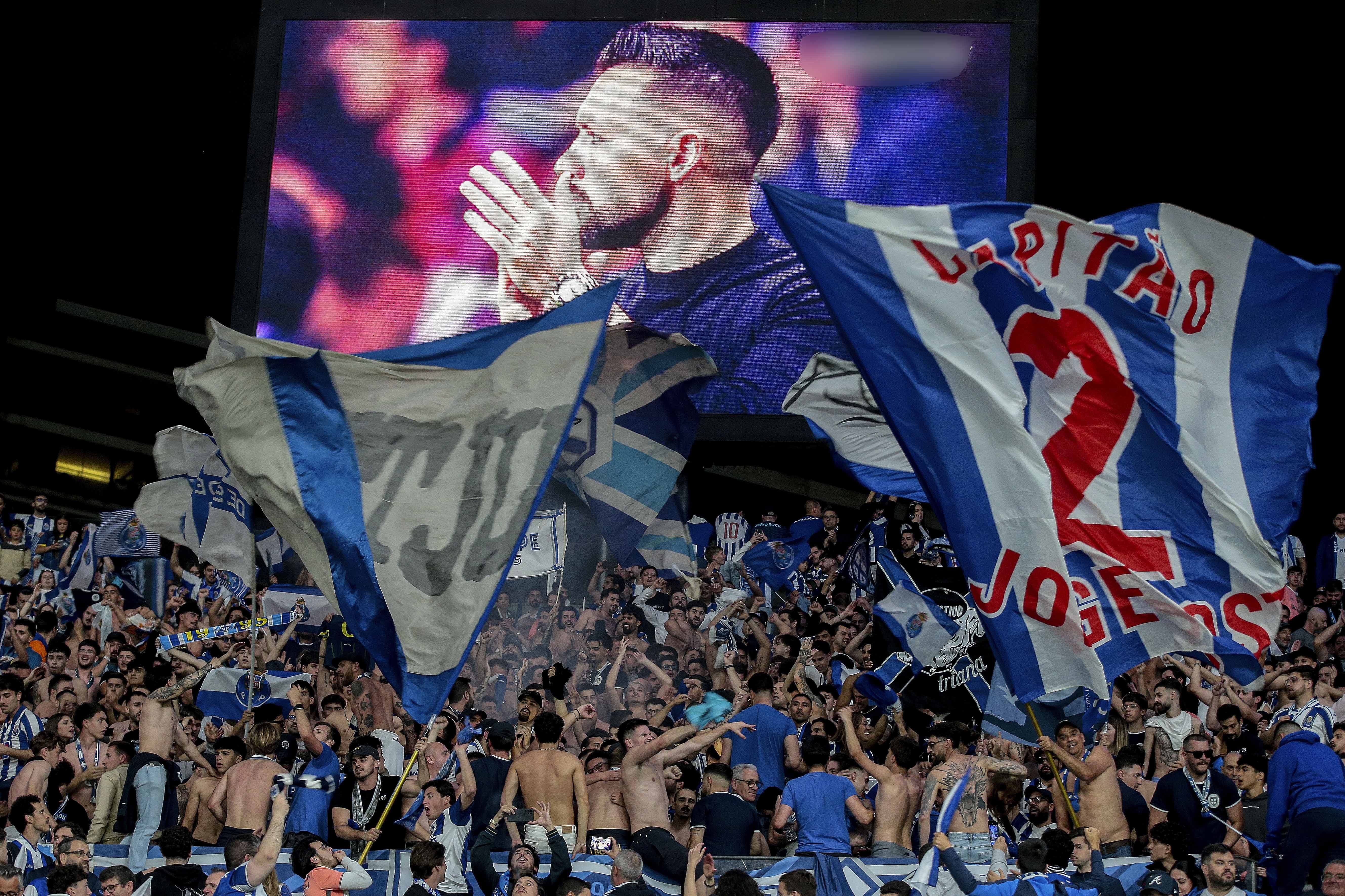 Festa portista alastra de dentro para fora do estádio