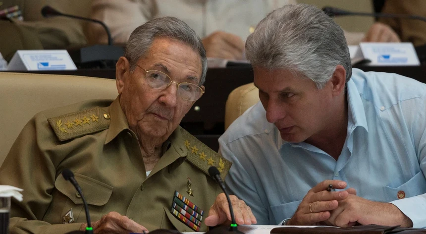 Miguel Diaz-Canel, à direita na foto, está de visita à Rússia
