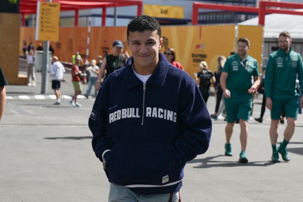 Isack Hadjar renova com Red Bull e mantém dupla com Verstappen na F1 em 2027