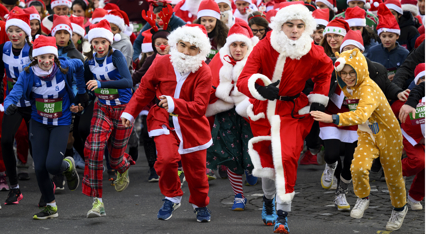  Corredores vestidos de Pai Natal participam na 15&ordf; edi&ccedil;&atilde;o da corrida de Natal em Lausanne, Su&iacute;&ccedil;a. Cr&eacute;ditos:  EPA/LAURENT GILLIERON 
