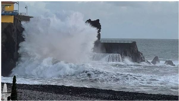 Imagem de Costa norte da Madeira e Porto Santo sob aviso vermelho devido à agitação marítima