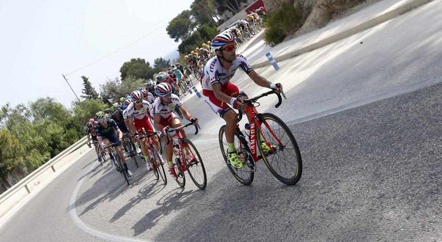 O pelotão da Vuelta prepara-se para cruzar os Pirinéus
