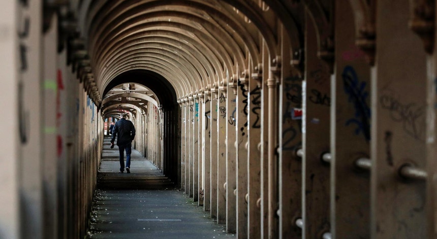 Um homem caminha numa ponte de Newcastle upon Tyne, Reino Unido, dia 26 de outubro de 2020 em plena pandemia de Covid-19
