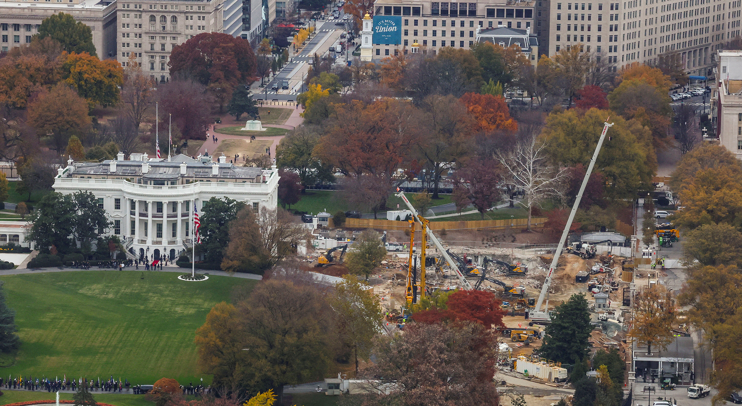 Juiz ordena suspensão da construção do salão de baile de Trump na Casa Branca