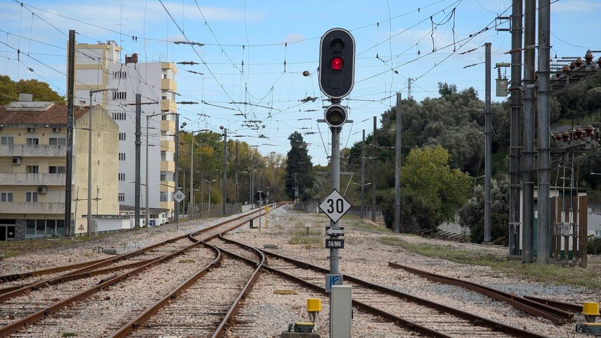 Sistema ferroviário português é "ultrapassado" mas "não significa que seja menos seguro"