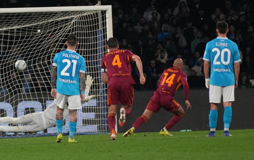 Imagem de Nápoles empata com Roma e segue no pódio da Liga italiana às custas de Alisson