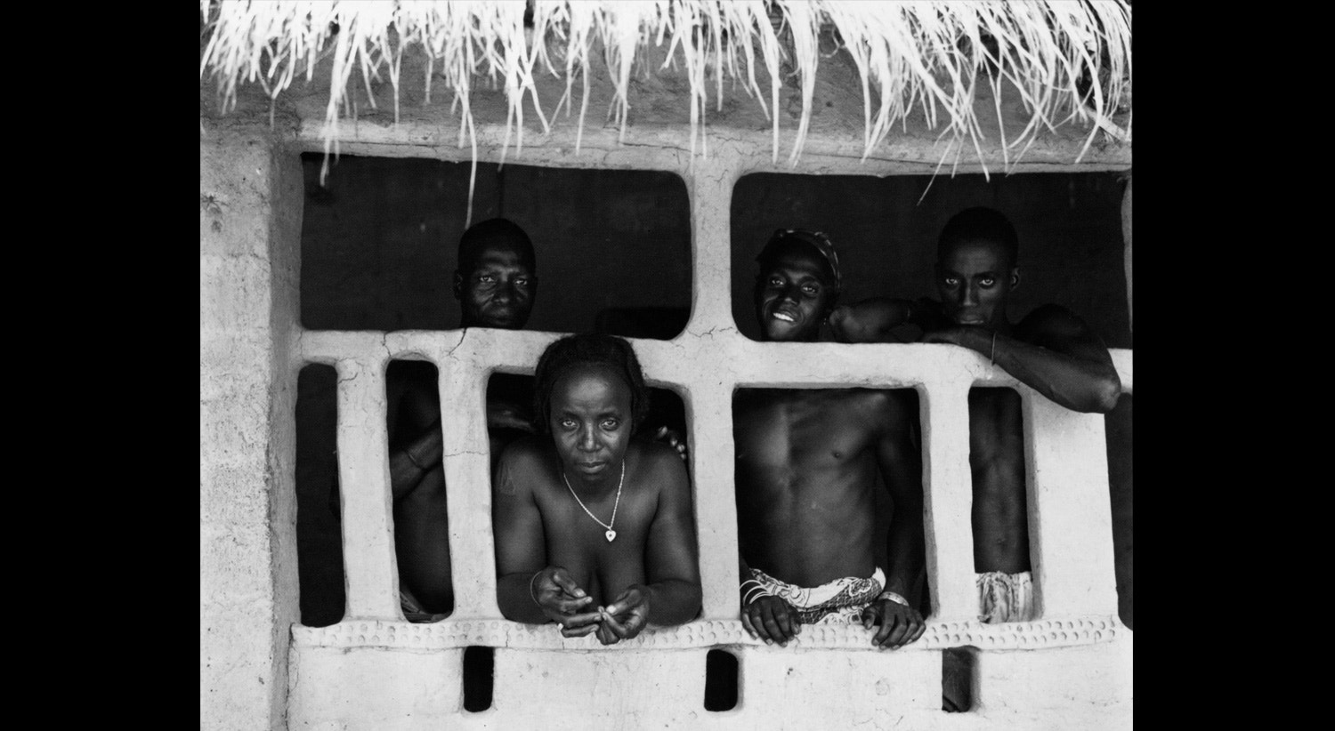  Retrato de grupo no alpendre da habita&ccedil;&atilde;o do r&eacute;gulo - 1959 | Cr&eacute;dito: Ant&oacute;nio Saragga Seabra - IICT/ULisboa 