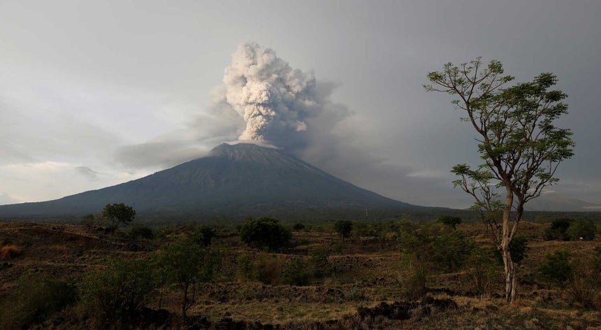 Resultado de imagem para Erupção do vulcão Agung retém milhares de pessoas em Bali