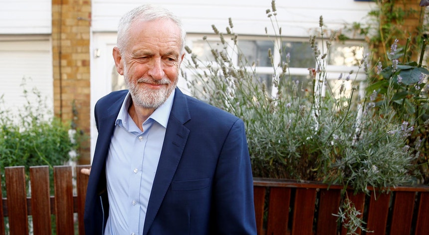 O líder da oposição britânica e do Partido Trabalhista, Jeremy Corbyn, à saída de sua casa em Londres, a 27 de agosto de 2019
