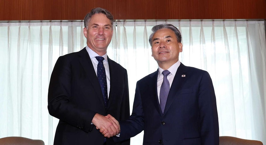 Os ministros da Defesa australiano e chinês reúnem-se após três anos de tensão
