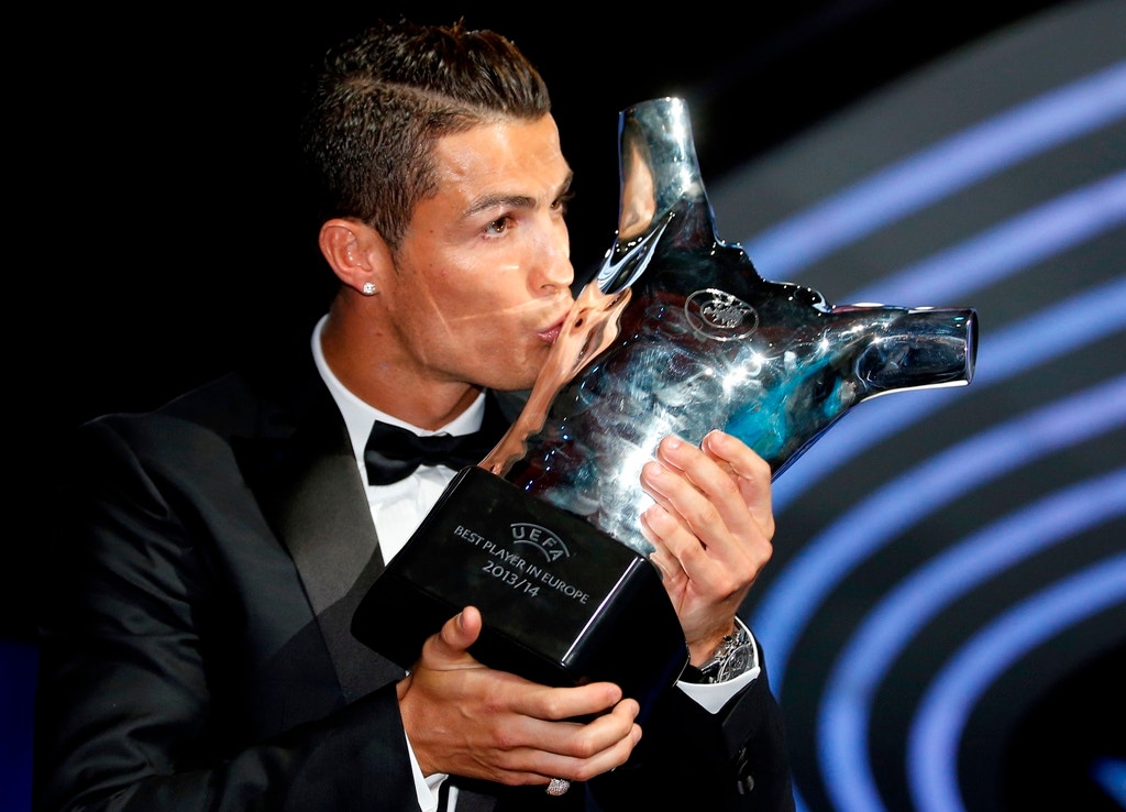  28 de agosto - Ronaldo vence pela primeira vez o pr&eacute;mio de Melhor Jogador da Europa, atribu&iacute;do pela UEFA 