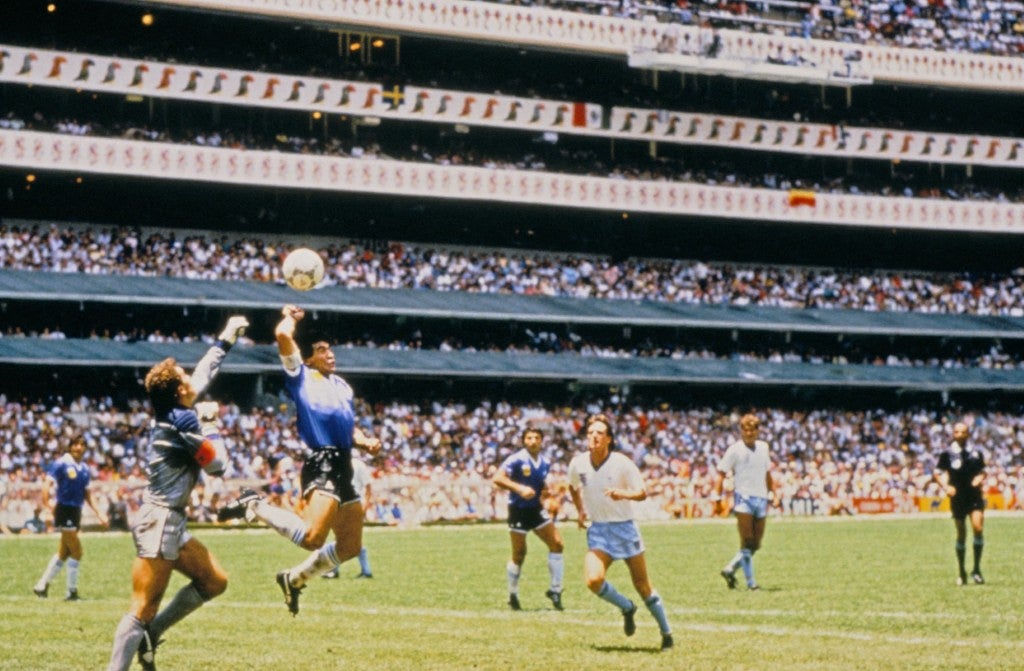 Bola da `mão de deus` de Maradona em leilão com valor superior a 2 milhões de euros