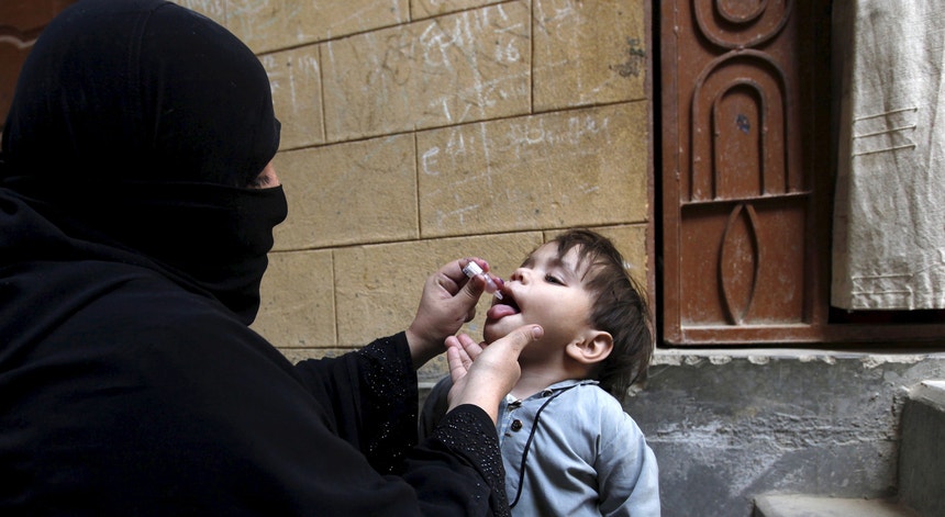 Uma criança recebe a vacina oral contra a poliomielite no Paquistão
