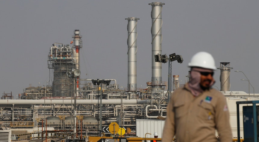 No início de março, a Arábia Saudita decidiu aumentar a produção e baixar os preços do petróleo.
