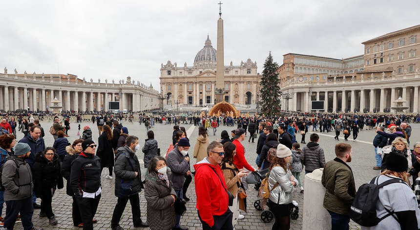 Bento XVI vai ficar no Vaticano até à noite de quarta-feira. O seu funeral realiza-se no dia seguinte.
