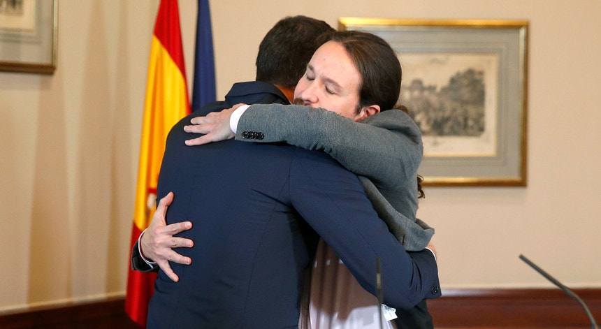 Pedro Sánchez e Pablo Iglesias festejam a assinatura do pré-acordo
