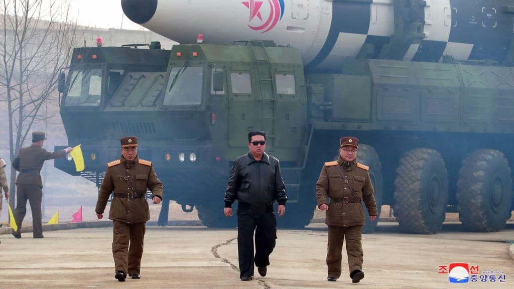 Pyongyang sublinha que nenhuma pressão fará com que deixe de ter armas nucleares