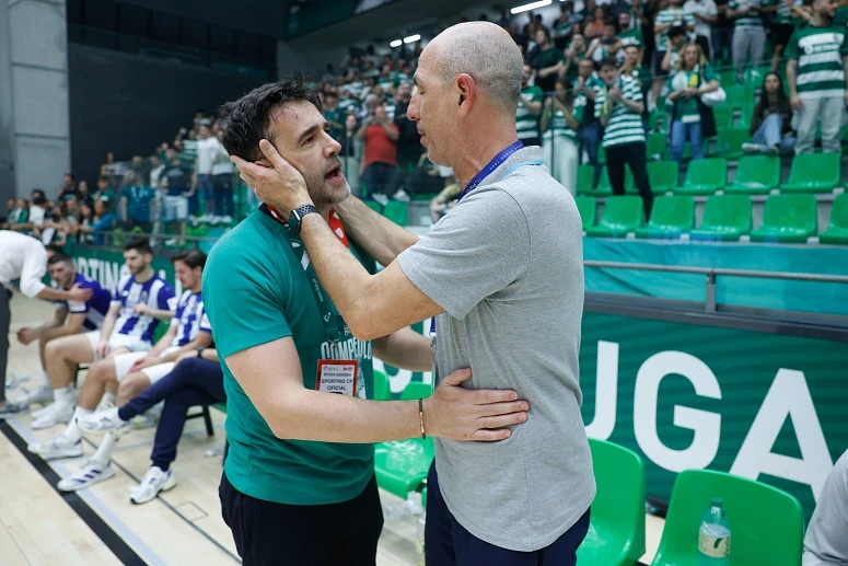 Imagem relacionada com a notícia: Ricardo Costa, à esquerda na foto, vê um futuro brilhante para o andebol do Sporting
