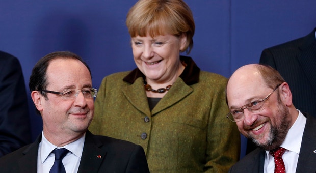 François Hollande, Presidente de França, Angela Merkel, chanceler da Alemanha e Martin Schulz, presidente do Parlamento Europeu, dia sete de fevereiro, na foto de família dos líderes europeus reunidos em Bruxelas para debater o orçamento comunitário

