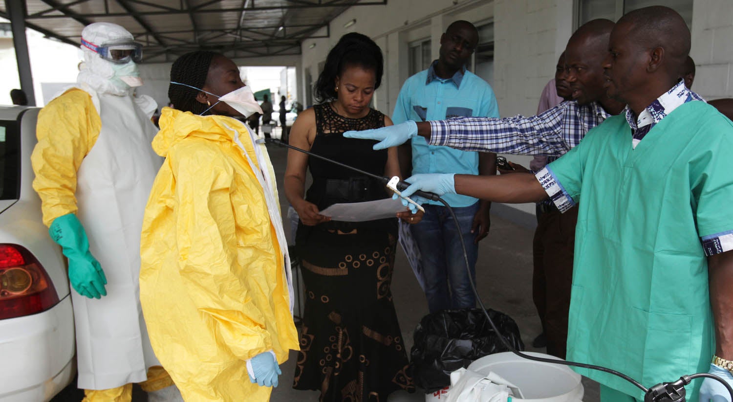 Pessoal m&eacute;dico a ser desinfectado em Kinshasa, na RD Congo. Foto: Reuters 