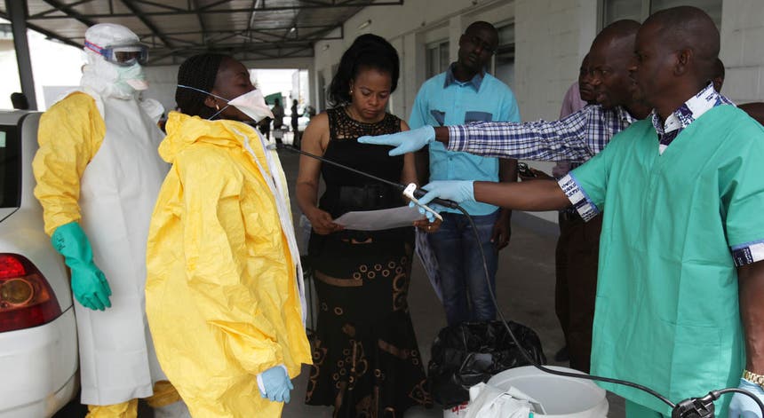Pessoal médico a ser desinfectado em Kinshasa, na RD Congo. Foto: Reuters Pessoal médico a ser desinfectado em Kinshasa, na RD Congo. Foto: Reuters