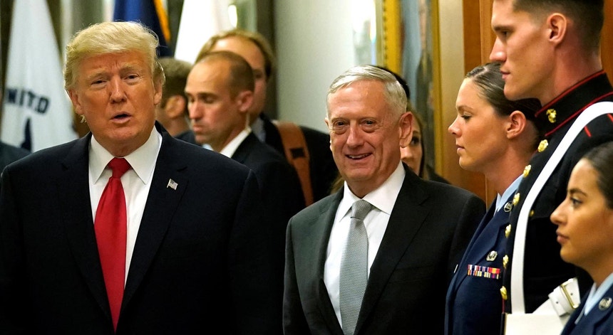 Presidente Donald Trump durante uma visita ao Pentágono dia 20 de julho de 2017, com o secretário da Defesa, Jim Mattis
