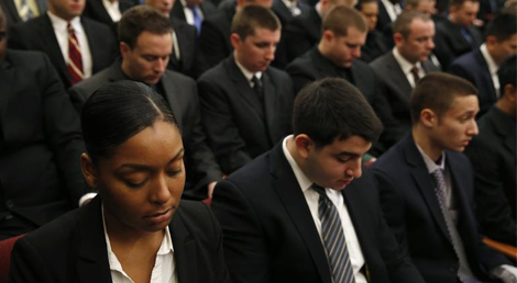 Polícias nova-iorquinos cumprem um minuto de silêncio pelas vítimas do atentado contra o Charlie Hebdo, 7 de janeiro de 2015, Reuters Polícias nova-iorquinos cumprem um minuto de silêncio pelas vítimas do atentado contra o Charlie Hebdo, 7 de janeiro de 2015, Reuters