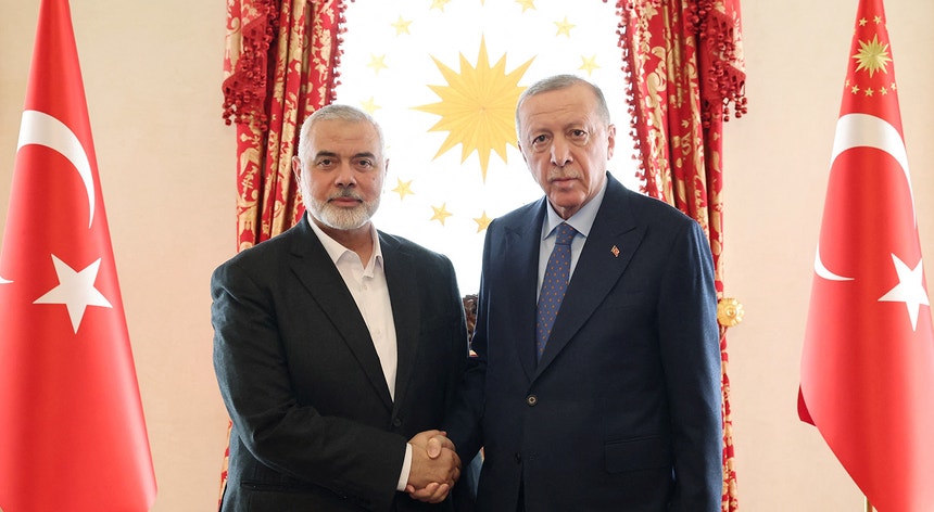 Presidente turco (à direita) encontrou-se com o líder do Hamas (à esquerda)
