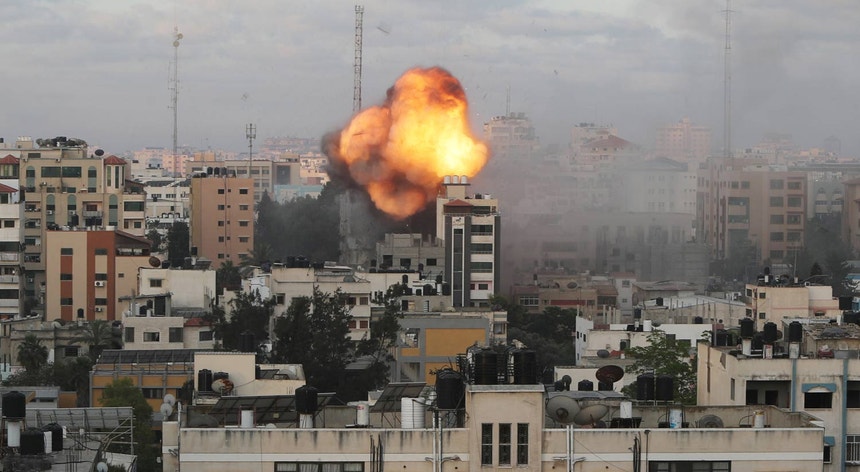 Fumo e chamas a sair de um edifício em Gaza depois de mais um ataque realizado pela Força Aérea israelita
