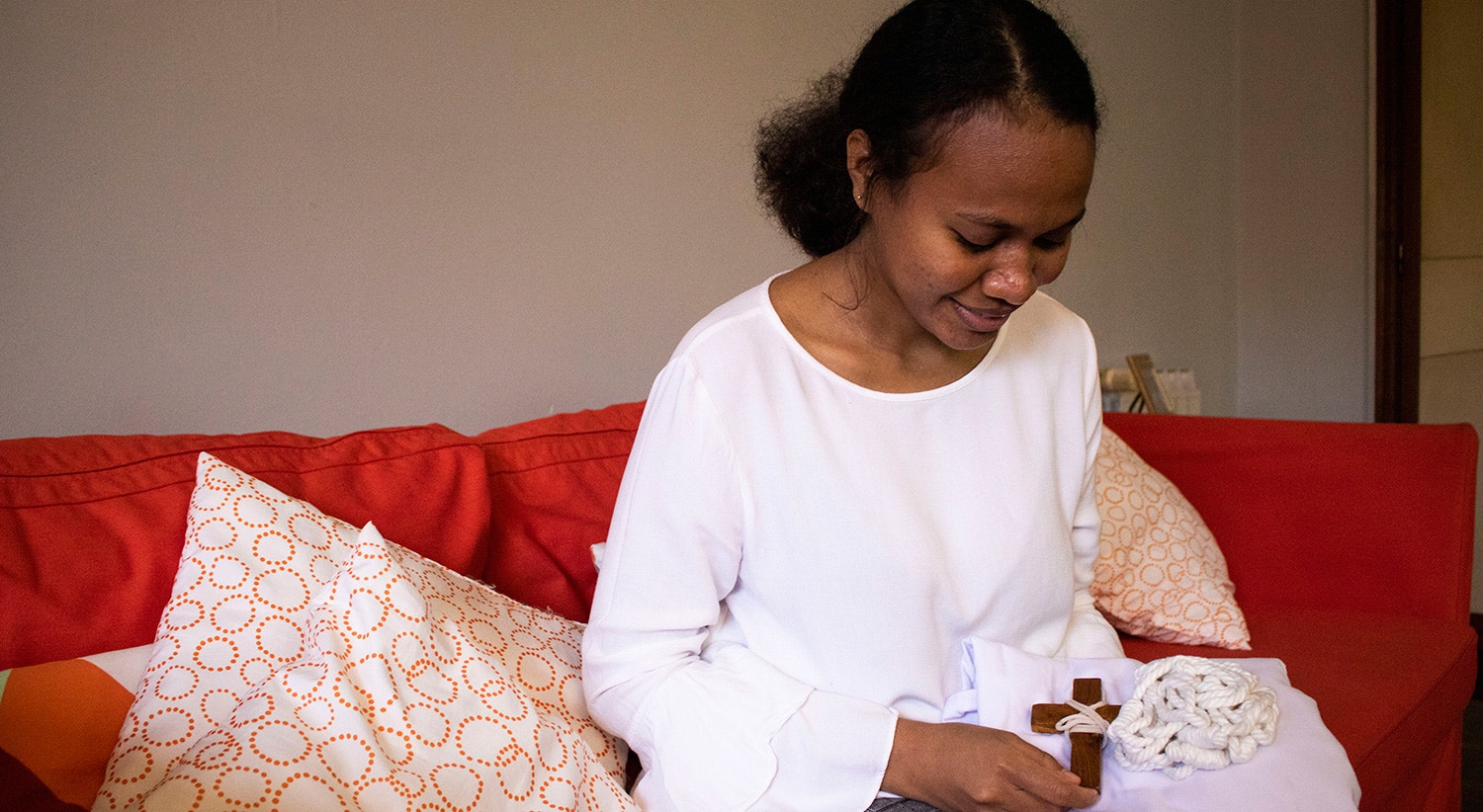  A t&uacute;nica e a cruz foram os primeiros objetos que Nelvia meteu na mala para Portugal. 