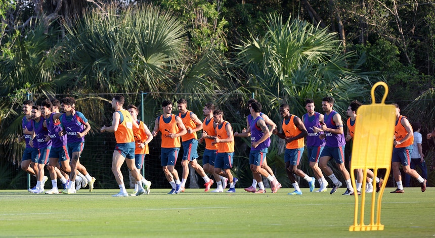 Três centenas de portugueses vivem no México onde se instalou a seleção