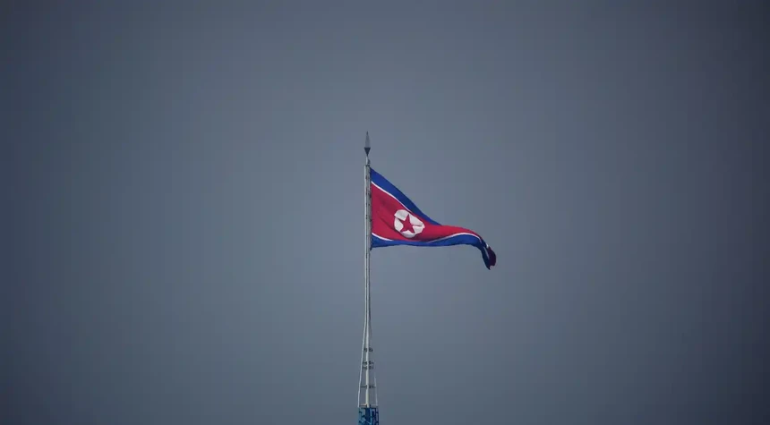 A bandeira norte-coreana içada em aldeia da Coreia do Norte dentro da zona desmilitarizada (DMZ) que separa as duas Coreias
