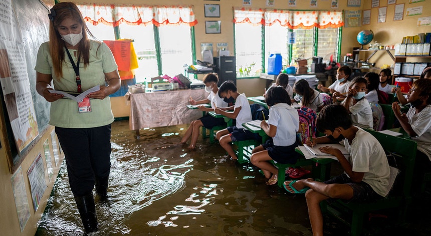 A tempestade tropical Ma-on está a provocar estragos nas Filipinas
