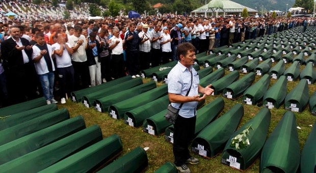 Centenas de Bósnios rezam junto aos caixões de 409 vítimas massacradas em Srebrenica há 18 anos, no Memorial de Potocari
