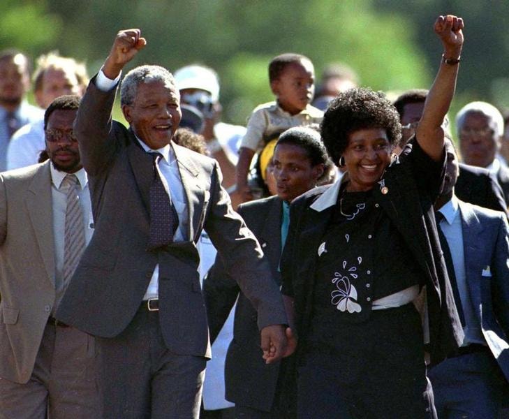  O fim de 27 anos de pris&atilde;o pol&iacute;tica. Nelson Madela, acompanhado por Winnie, ent&atilde;o sua mulher, em 11 de Fevereiro de 1990. Michel Kooren / Reuters 