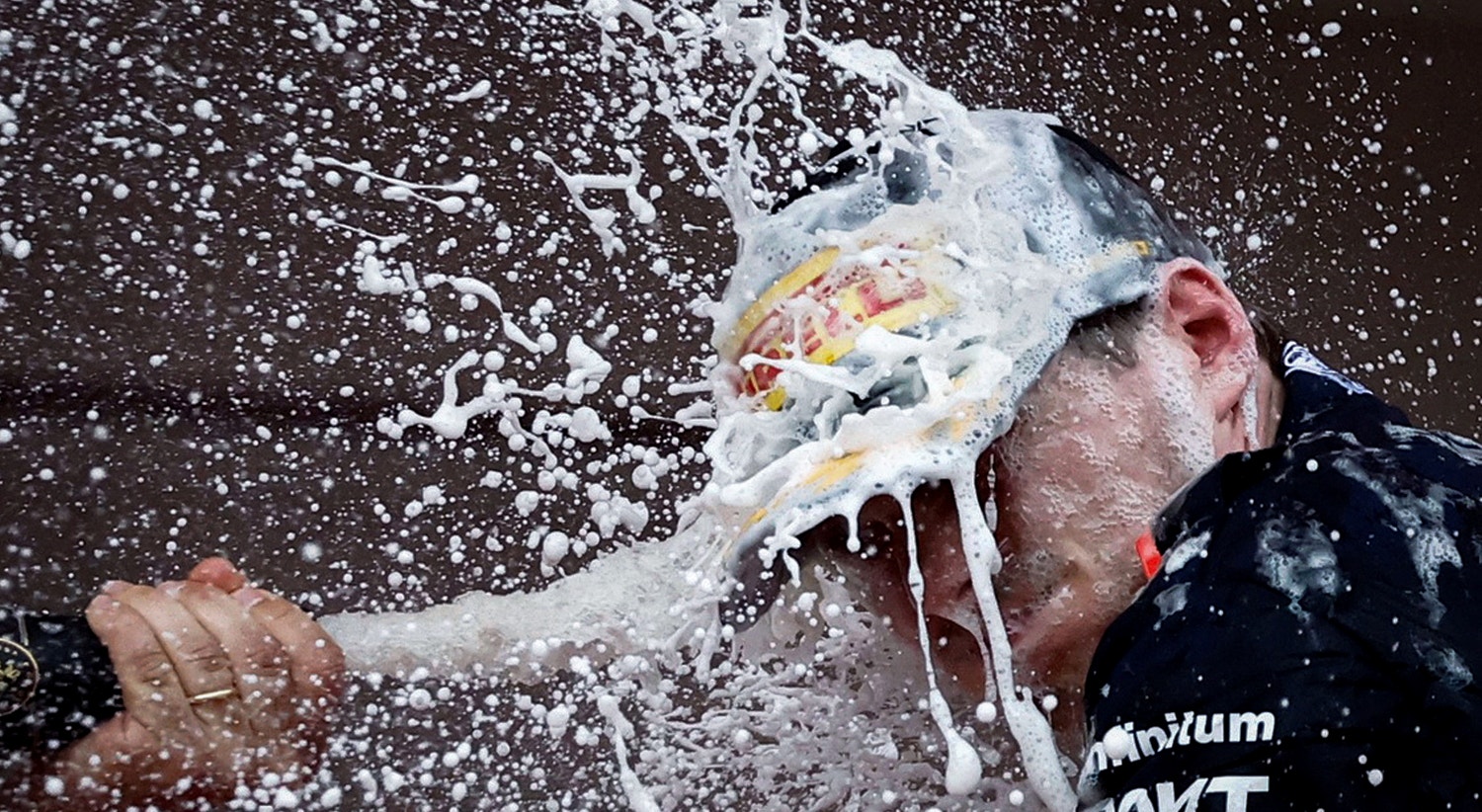  F&oacute;rmula 1 - Grande Pr&eacute;mio de M&oacute;naco - Circu&iacute;to do M&oacute;naco, Monte Carlo, 28 de maio | Max Verstappen da Red Bull comemora com champanhe no p&oacute;dio ap&oacute;s vencer o Grande Pr&eacute;mio de M&oacute;naco | Stephane Mah&eacute; - Reuters 