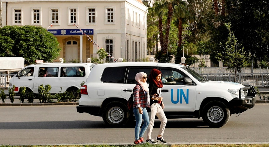 O veículo das Nações Unidas que transportou os peritos da Organização para a Proibição de Armas Químicas foi avistado esta tarde no regresso à cidade de Damasco
