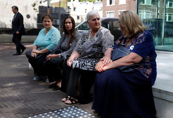 Algumas das Mães de Srebrenica em Haia, após a sentença do Supremo Tribunal Holandês Foto: Reuters