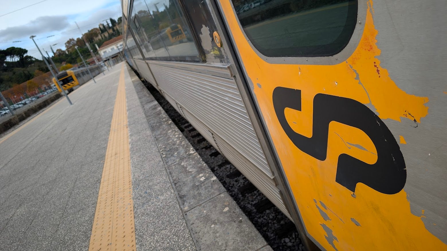 Train services disrupted on the Cascais Line on Friday and Saturday