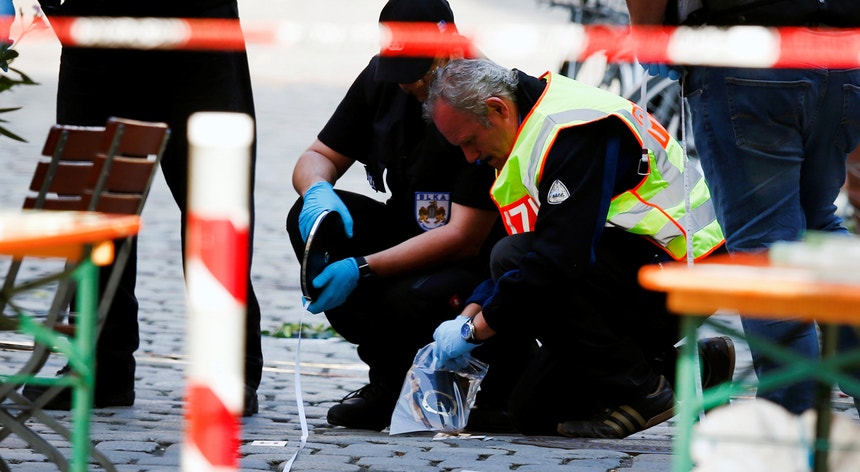 A polícia observa vestígios deixados pela explosão suicida de um sírio de 27 anos em Ansbach, Alemanha, na noite de 24 de julho de 2016
