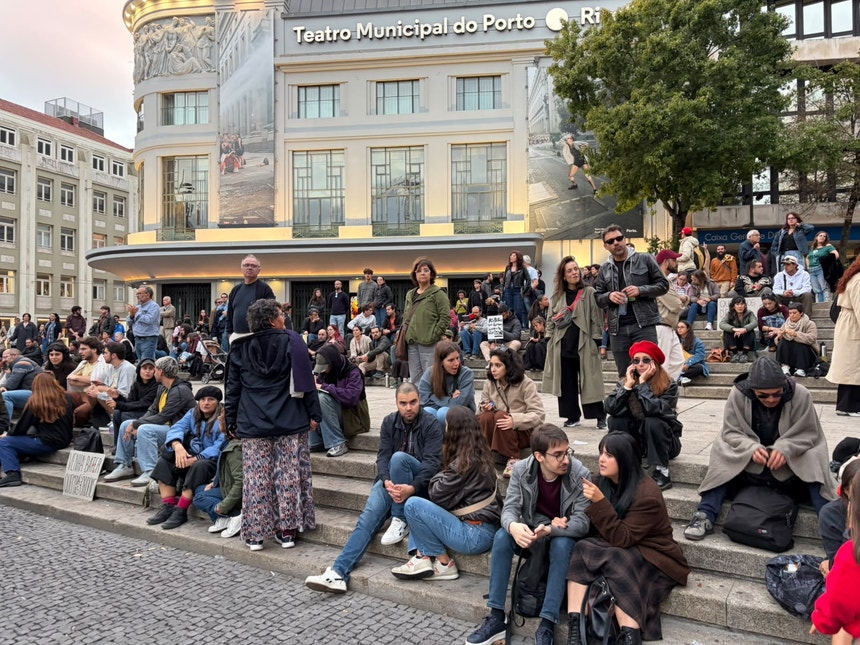 Imagem de Protestos pela habitação não deixam a rua e voltam ao Rossio de Lisboa e à Praça D. João I no Porto