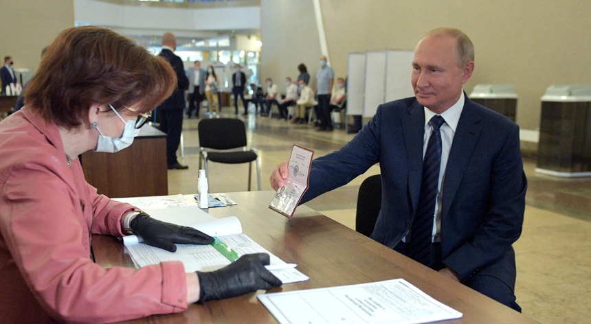 Terão participado na votação 65 por cento de cidadãos russos, dos quais 78 por cento apoiaram as mudanças constitucionais.
