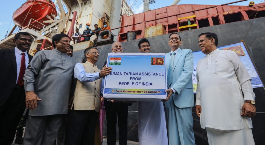 O embaixador indiano no Sri Lanka, Gopal Baglay, entregou a doação ao ministro dos Negócios Estrangeiros do Sri Lanka, Gamini Peiris.

